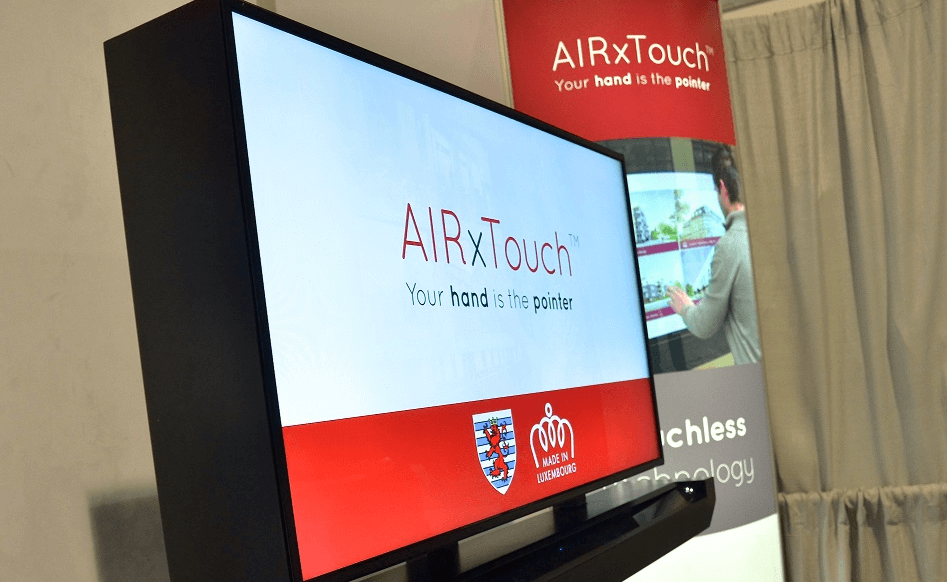 AIRxTOUCH BAR fait d'une vitrine de magasin un écran interactif