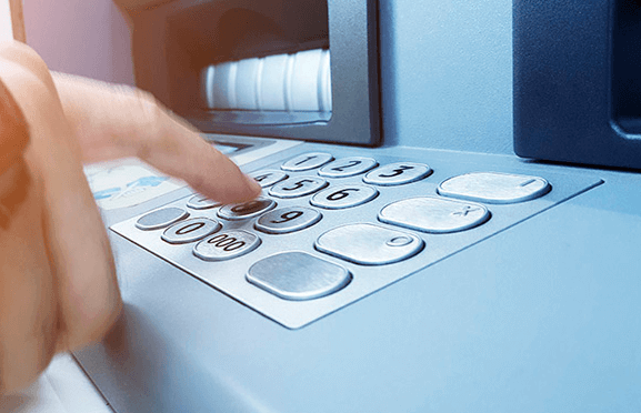 Le premier ATM fête ses 50 ans. Les fintechs vont l'effacer