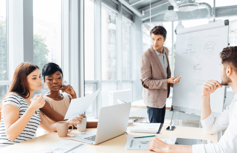 Des programmes de formation qui ne motivent pas... Plus de la moitié des employés développent leurs compétences par leurs propres moyens afin de rester compétitifs.