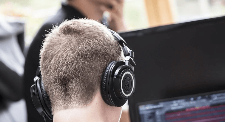 AIVA compose -au départ d'un algorithme d'intelligence artificielle- des bandes sons originales pour des films, jeux vidéo et, plus généralement, pour l’industrie du divertissement.