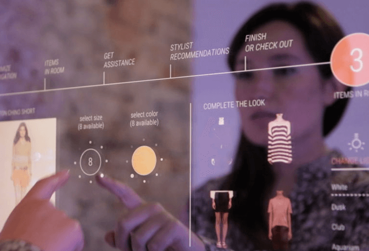 Arrivée du Retail Mirror, miroir connecté. Mastercard dévoile les dernières technologies de paiement lors du Mobile World Congress à Barcelone.