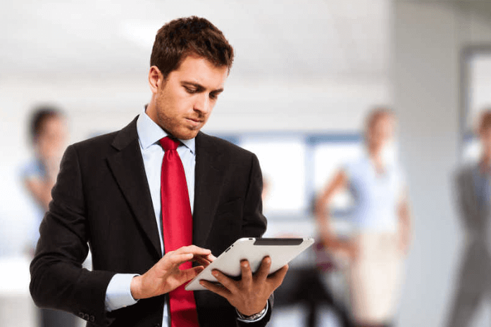 Depuis quelques années, la Sales Intelligence est devenue une expression incontournable pour les commerciaux B2B. Mais de quoi parle-t-on réellement lorsqu’on fait référence à la Sales Intelligence ? Comment l’adopter ? Quels sont ses usages