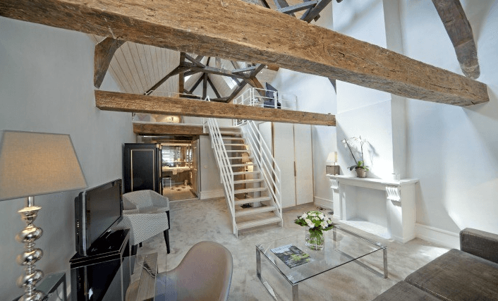 Hôtel cinq étoiles, répertorié depuis 2011 dans le guide Relais & Châteaux, le Place d'Armes attire par son charme et son raffinement. Une adresse différente pour parler affaires... et retrouver le temps de vivre.