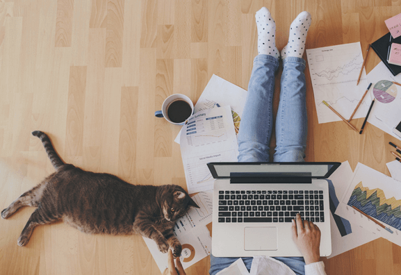 Analysant les mutations de nos habitudes de travail, Jabra relativise l'importance des espaces de bureaux. Travailler à la maison serait plus productif !