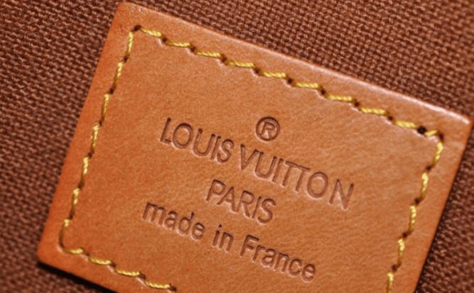 Suivre à la trace les produits de luxe. Tel est la mission d'Aura, la blockchain lancée par le groupe LVMH, dont les marques Louis Vuitton et Christian Dior seront les premières à tirer parti de ses services